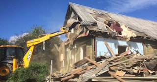 Промышленный демонтаж пристроек к дому в Магадане | Цены от 565 руб. за м2